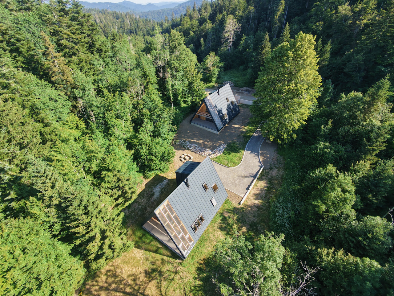 Summit House One, una casa di montagna in CLT ispirata all’architettura A-frame nel bosco del Gorski Kotar, Croazia