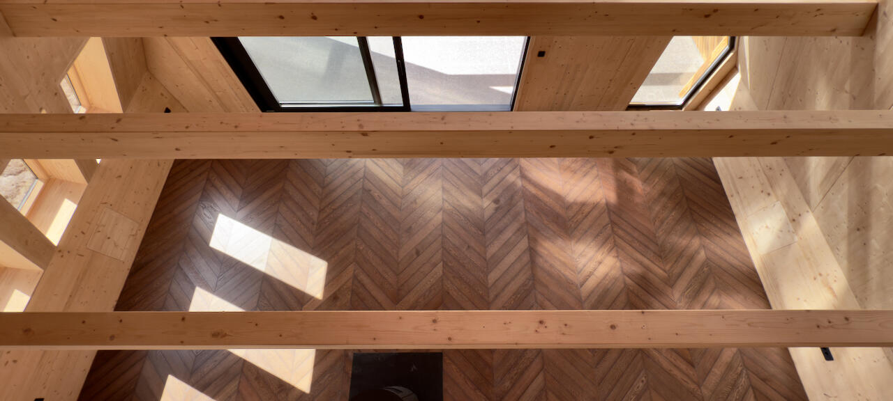 Luce sul parquet a chevron